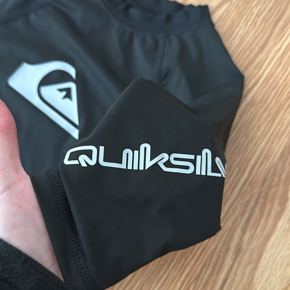 Quicksilver black and gray kids swim shirt/rashguard size 14/L - Picture 2 of 4